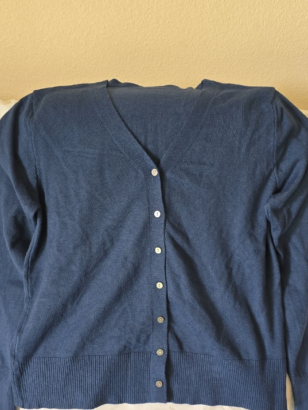 Womens sz Medium Classic Navy V-Neck Button Cardigan - Picture 1 of 2